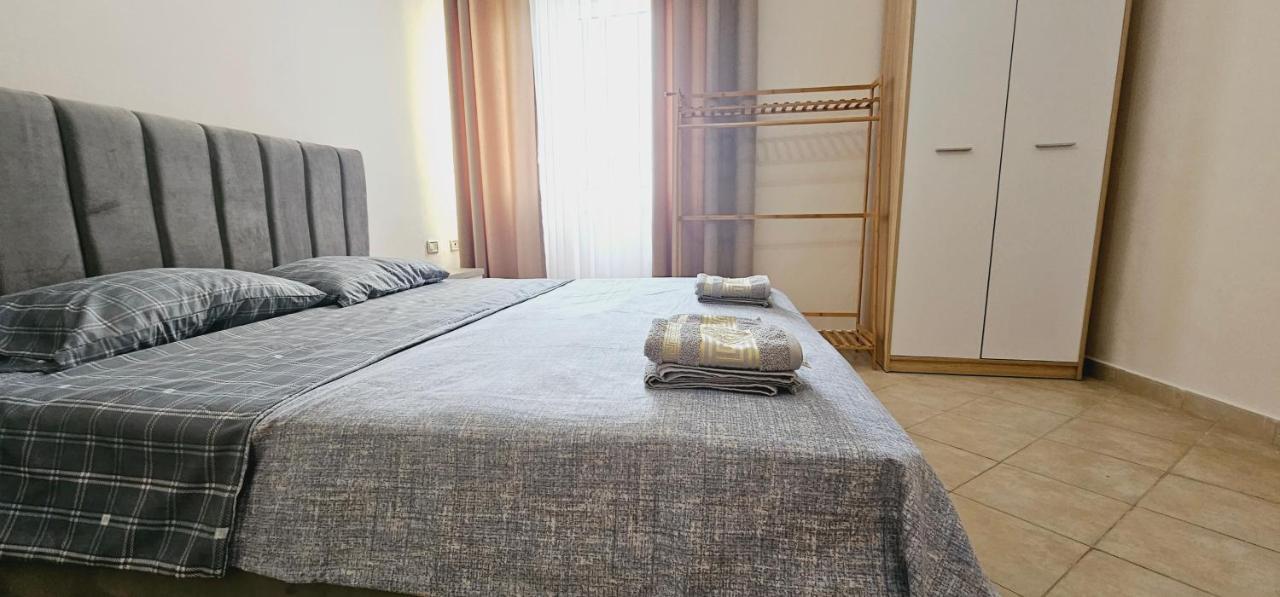 New Bazaar Side Bliss 2 Bed Room Apt With Free Garage ติรานา ภายนอก รูปภาพ
