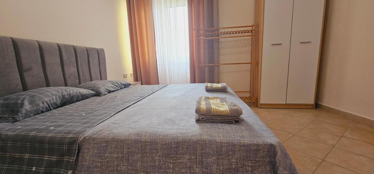 New Bazaar Side Bliss 2 Bed Room Apt With Free Garage ติรานา ภายนอก รูปภาพ