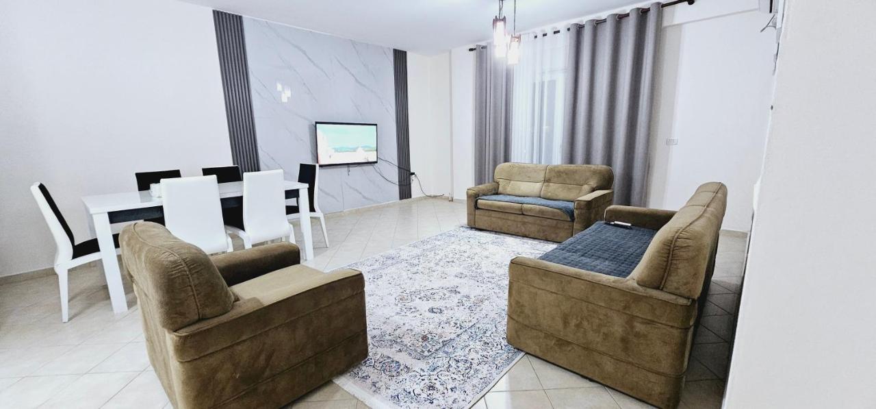 New Bazaar Side Bliss 2 Bed Room Apt With Free Garage ติรานา ภายนอก รูปภาพ